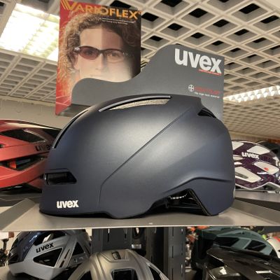 Uvex Helme im Laden ausgestellt

