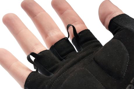 Die Handschuhe CMPT Comfort Kurzfinger von Cube, in der Farbe schwarz (Detailansicht der Ausziehhilfen an den Fingern)